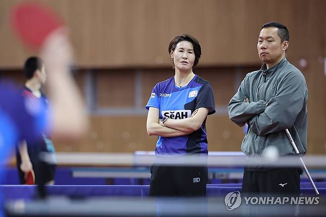 훈련 지켜보는 석은미 감독 (진천=연합뉴스) 서대연 기자 = 23일 충청북도 진천군 진천선수촌에서 열린 2026 런던 세계탁구 단체전선수권대회 미디어데이 행사에서 여자 탁구 대표팀 석은미 감독이 훈련을 지켜보고 있다. 2026.4.23 dwise@yna.co.kr