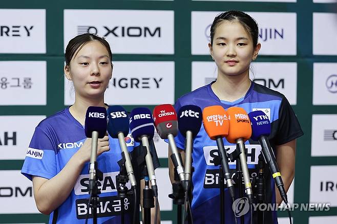 인터뷰하는 박가현-김나영 (진천=연합뉴스) 서대연 기자 = 23일 충청북도 진천군 진천선수촌에서 열린 2026 런던 세계탁구 단체전선수권대회 미디어데이 행사에서 탁구 대표팀 박가현(왼쪽)과 김나영이 인터뷰를 하고 있다. 2026.4.23 dwise@yna.co.kr