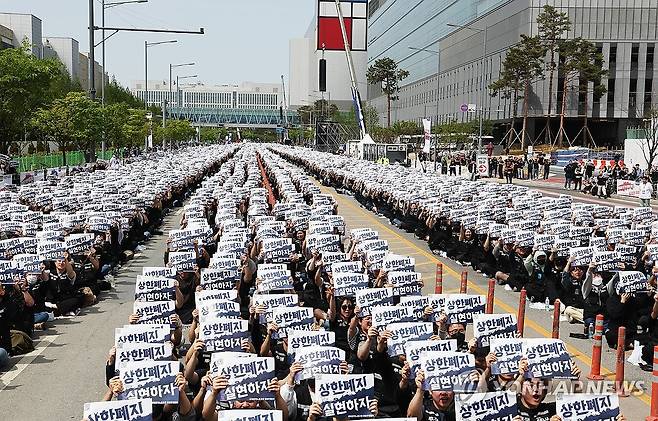 삼성전자 평택캠퍼스 앞 가득 메운 노조원들 (평택=연합뉴스) 홍기원 기자 = 23일 경기도 평택시 삼성전자 평택캠퍼스 앞에서 열린 삼성전자 노동조합 공동투쟁본부의 '투명하게 바꾸고, 상한폐지 실현하자-4/23 투쟁 결의대회'에서 조합원들이 구호를 외치고 있다. 2026.4.23 xanadu@yna.co.kr