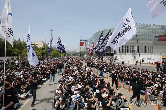 삼성전자 노조 투쟁 결의대회, 입장하는 깃발 (평택=연합뉴스) 홍기원 기자 = 23일 경기 평택시 삼성전자 평택캠퍼스 앞에서 열린 삼성전자 노동조합 공동투쟁본부 '투명하게 바꾸고, 상한폐지 실현하자-4/23 투쟁 결의대회'에서 깃발이 입장하고 있다. 2026.4.23 xanadu@yna.co.kr