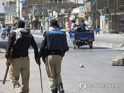 파키스탄 발루치스탄주서 순찰하는 경찰관들 [EPA 연합뉴스. 재판매 및 DB 금지]