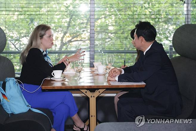 미국 NK뉴스와 인터뷰한 장동혁 대표 (서울=연합뉴스) 국민의힘이 장동혁 대표가 사흘간 미국 체류 일정을 연장한 이후인 16일(현지시간)에 진행한 일정 관련 사진을 이날 출입기자단에 배포했다. 사진은 파일명에 16일이라고 밝힌 미국 외신(북한전문매체) NK뉴스 인터뷰 모습. 2026.4.19 [국민의힘 제공. 재판매 및 DB 금지] scoop@yna.co.kr