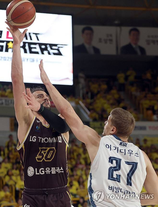 LG 마레이 슛 (창원=연합뉴스) 김동민 기자 = 23일 경남 창원체육관에서 열린 KBL 2025-2026 LG전자 프로농구 4강 플레이오프(PO) 1차전 창원 LG 세이커스와 고양 소노 스카이거너스 경기. LG 아셈 마레이가 슛하고 있다. 2026.4.23 image@yna.co.kr
