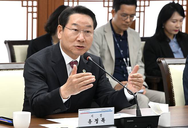 유정복 인천시장이 지난 20일 인천 남동구 인천시청 장미홀에서 열린 '인천형 민생지원 추경 군수·구청장 정책회의'에서 인사말을 하고 있다.정선식기자