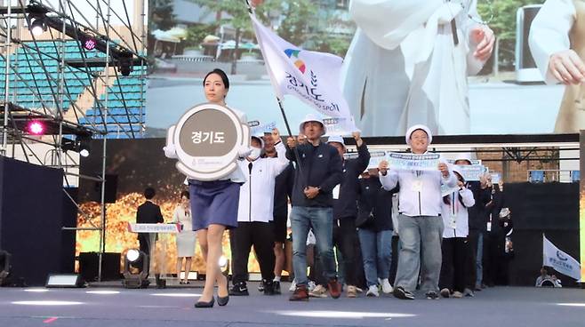 24일 김해종합운동장에서 열린 2026 전국생활체육대축전 개회식에서 경기도 선수단이 입장하고 있다. 사진=경기도체육회