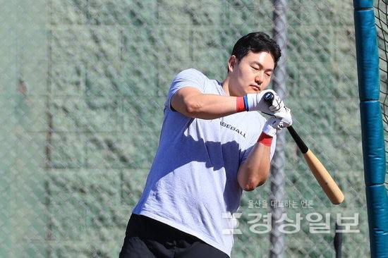 ▲ 미국프로야구 메이저리그(MLB) 뉴욕 메츠에서 방출된 최지만이 지난해 2월 미국 애리조나주 스코츠데일 인디언 스쿨 공원 야구장에서 LG 선수단과 타격 훈련을 하고 있다. 연합뉴스