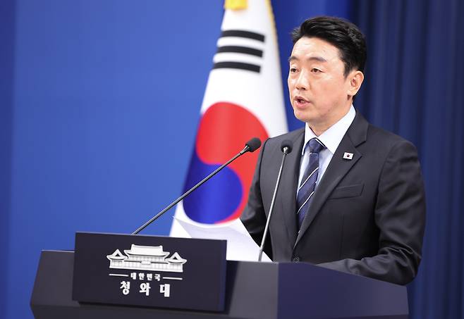 강훈식 대통령 비서실장은 24일 원유 수급과 관련해 “5월에는 작년 월 평균 도입량의 87% 수준인 7462만 배럴을 확보해 수급 차질에 대해 크게 우려하지 않아도 될 것”이라고 전망했다. /연합뉴스