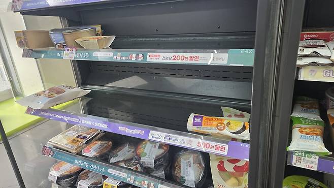 비어져 있는 편의점 간편식 매대. / 사진 = 조건희 기자