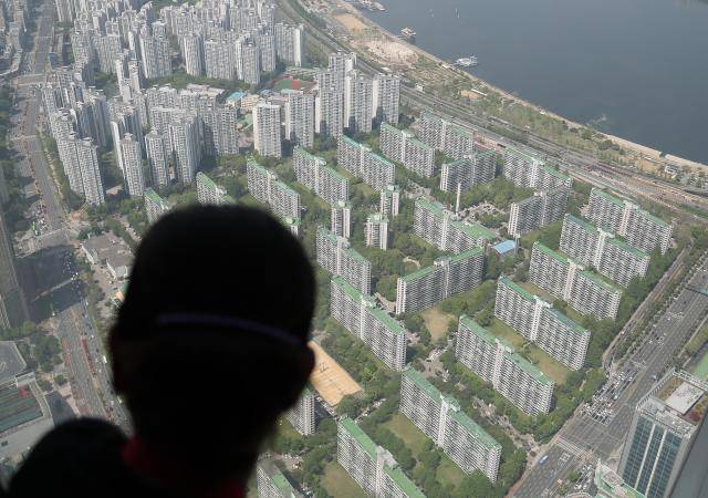 서울 송파구 롯데월드타워에서 바라본 아파트의 모습 [사진=연합뉴스]