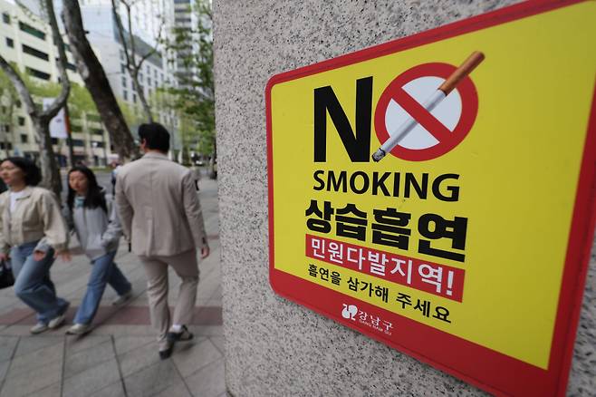 서울 강남구 테헤란로 금연거리 안내문 옆으로 시민들이 걸어가고 있다.(김예연 인턴기자 kimye@)