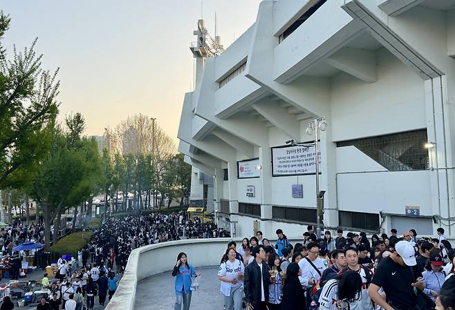 15일 오후 프로야구 경기 직관을 위해 야구 팬들이 잠실야구장에 운집했다.(정유정 기자 @oiljung)