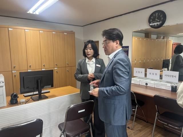 지난 23일 이정곤 부시장이 하남읍행정복지센터를 방문해 지원금 지급 준비 상황을 점검하고 있다. (사진=밀양시)