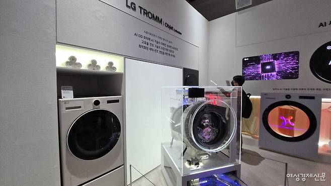 2026 월드IT쇼 LG전자 전시장에 마련된 AI 모터 탑재 세탁기 /류빈 기자