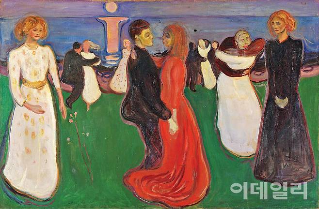 에드바르 뭉크의 ‘삶의 춤’(1899∼1900). 달 그림자가 길게 드리운 여름밤 해변을 배경으로 남녀 커플이 춤추는 ‘축제 장면’을 그렸다. 하지만 정작 시선을 끄는 것은 파트너 없이 중앙에서 밀려난, 화면 양쪽 끝의 두 여인이다. 둘은 중앙의 남녀에게 시선을 고정한 상태다. “나는 첫사랑과 함께 춤을 추고 있다”고 밝히기도 했던 뭉크의 메모대로라면 가운데 남자는 뭉크 자신이다. 뭉크 인생의 세 여인을 한 화면에 등장시키며 실패한 사랑을 통해 체득한 ‘삶은 고독하다’는 인생관을 응축했다. 캔버스에 유채, 125×191㎝. 노르웨이국립박물관(노르웨이 오슬로) 소장.