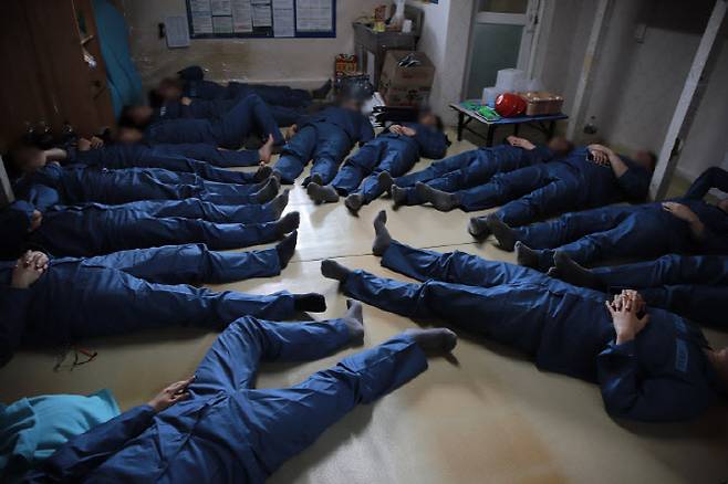 15일 오전 안양교도소 혼거실에 누운 기자들의 모습. 24.61㎡(약 7.4평) 크기의 혼거실은 9명이 정원이지만 과밀 수용 탓에 15명이 생활하는 경우도 흔하다.(사진=법무부)