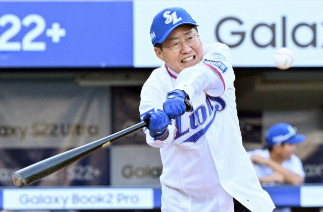 2022년 8월 12일 당시 홍준표 대구시장이 대구 삼성라이온즈파크에서 열린 '2022 신한은행 SOL KBO리그' KIA 타이거즈와 삼성 라이온즈의 경기에서 시타하고 있다 (사진=연합뉴스)