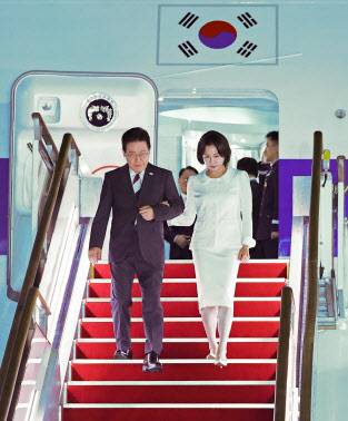 인도·베트남 국빈방문을 마치고 귀국한 이재명 대통령과 김혜경 여사가 24일 성남 서울공항에 도착한 공군 1호기에서 내리고 있다. (사진=연합뉴스)