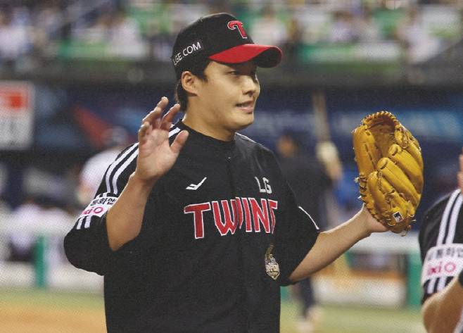 LG트윈스 선발 임찬규가 이닝을 마무리한 뒤 동료들의 축하를 받고 있다. 사진=LG트윈스