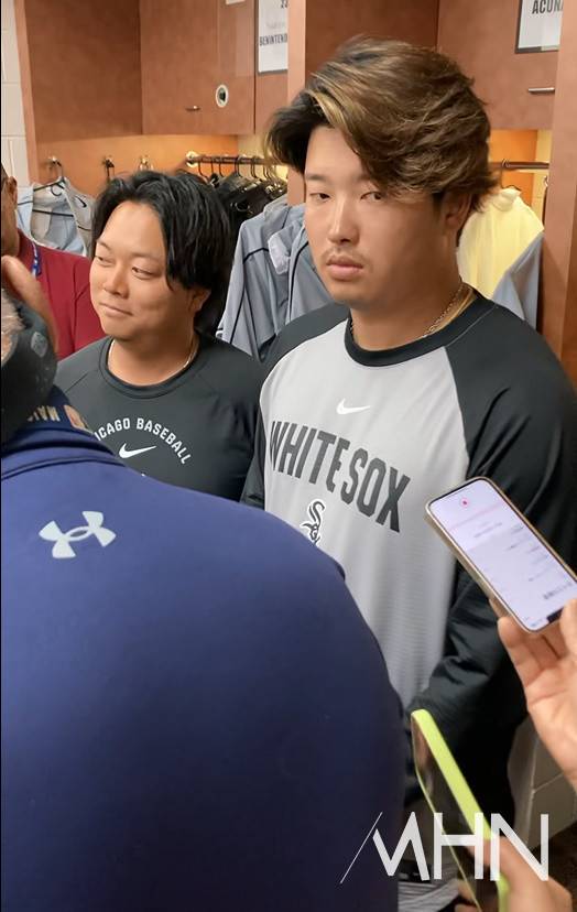 (메이저리그 '거포'로 변신한 일본타자 무라카미 무네타카(오른쪽)가 23일(한국시간) 미국 애리조나주 체이스필드 클럽하우스 내에서 경기 전 MHN포함 미국현지 언론과 인터뷰를 하고 있다)