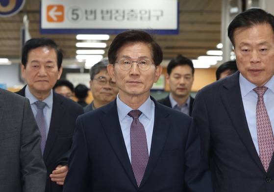 김문수 전 노동부 장관이 지난 2일 서울 서초구 서울지방법원에서 열린 '21대 대선 선거법 위반' 1심 결심 공판에 출석하고 있는 모습. 김 전 장관은 지난 21대 대통령선거 과정에서 국민의힘 예비후보 신분으로 유권자에게 명함을 돌린 혐의로 기소됐다. 〈사진=연합뉴스〉