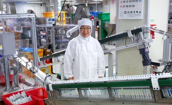 정은경 보건복지부 장관이 14일 경기도 안산시의 주사기 생산라인을 돌아보는 모습. 지난해 이맘때에 비해 주사기 생산량은 늘었지만 병의원들은 주사기 대란을 겪고 있다. 사진=연합뉴스