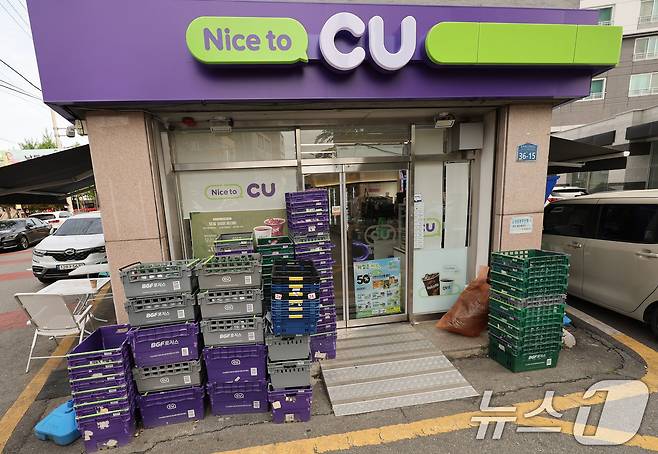 23일 CU 화물연대 파업으로 광주 북구에 위치한 한 CU 편의점 앞에 공병을 받은 박스가 쌓여 있다. 2026.4.23 ⓒ 뉴스1 박지현 기자