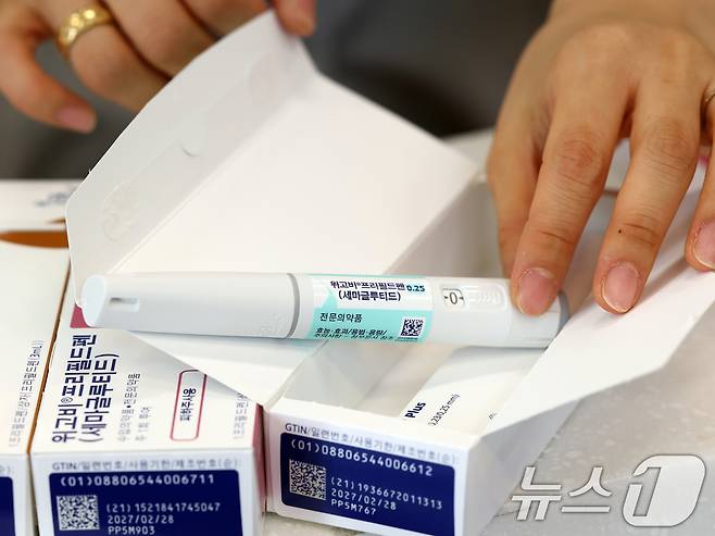 16일 서울 강남구 파크약국에서 약사가 입고된 비만치료제 '위고비'를 정리하고 있다 2024.10.16 ⓒ 뉴스1 황기선 기자