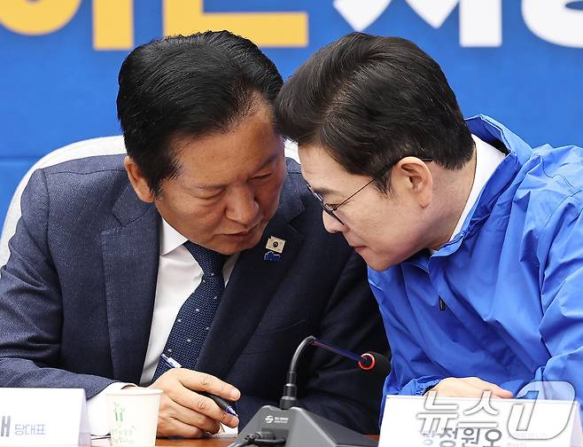 더불어민주당 정청래 대표(왼쪽)와 정원오 서울시장 후보가 23일 서울 여의도 국회에서 열린 6·3 지방선거 광역단체장 후보 연석회의에서 대화하고 있다. 2026.4.23 ⓒ 뉴스1 구윤성 기자
