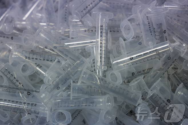 15일 오후 경기 안산시 단원구 한국백신에서 완성된 주사기 제품이 놓여져 있다. (공동취재) 2026.4.15 ⓒ 뉴스1 김영운 기자