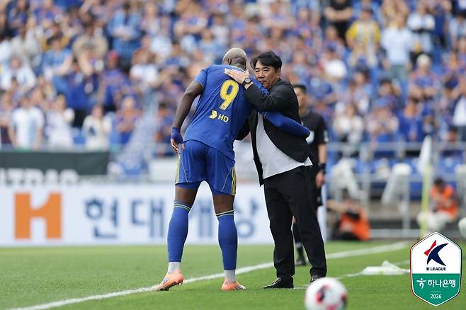 울산 HD 김현석 감독과 공격수 말컹. (한국프로축구연맹 제공)
