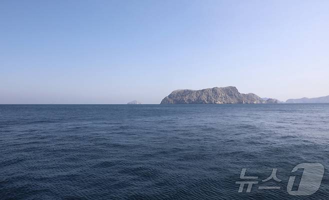 아바스 아라그치 이란 외무장관이 작년 2월 19일 호르무즈 해협을 촬영한 사진을 지난 17일 소셜미디어 X에 게시했다. 2026.04.17. ⓒ 신화=뉴스1