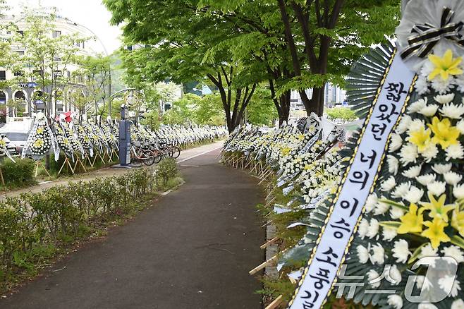 23일 여수 영아살해 사건 선고를 앞두고 광주지법 순천지원 앞에 추모화환이 놓여져있다. 2026.4.23 ⓒ 뉴스1 김성준 기자