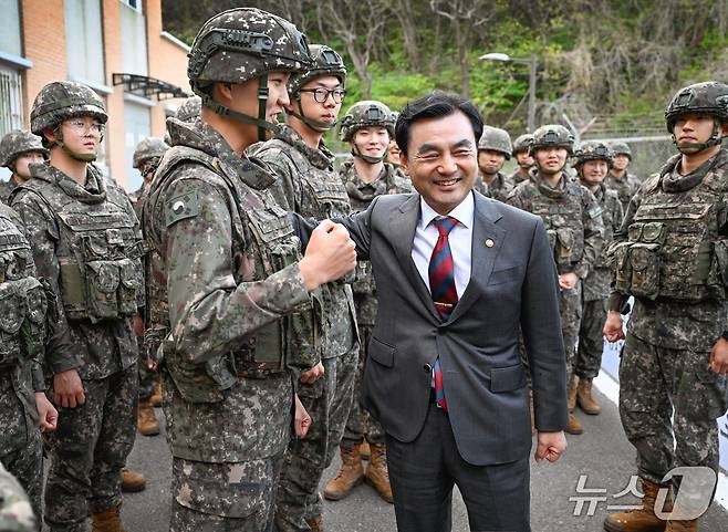 (서울=뉴스1) 김기성 기자 = 안규백 국방부 장관은 24일 전북지역 해안경계작전을 수행하는 육군 제35사단 예하 해안감시기동대대를 방문해 인공지능(AI) 기반 해안 경계작전 시범운영 현황을 점검하고 장병들을 격려했다. 2026.4.24./ⓒ 뉴스1(국방부 제공)