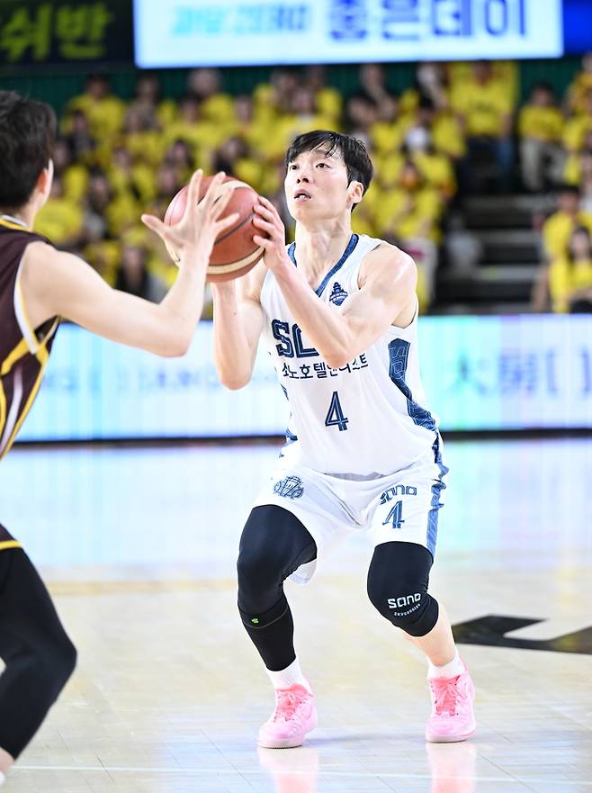 소노 이재도가 23일 창원체육관에서 열린 2025~2026 LG전자 프로농구 4강 플레이오프 1차전 LG와 경기에서 3점슛을 던지고 있다. 사진 | KBL