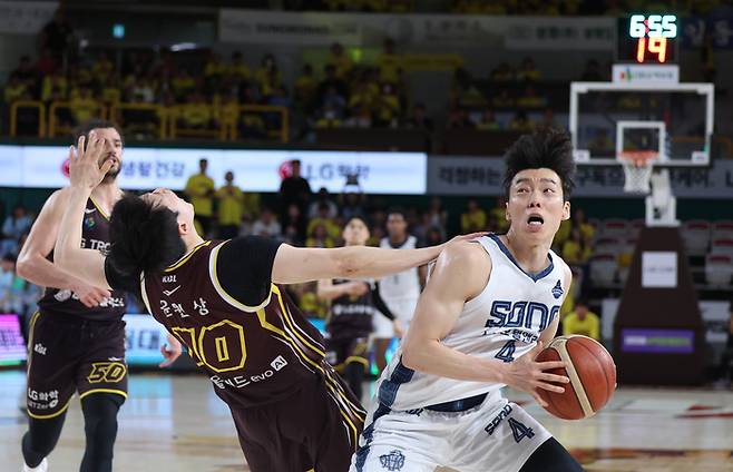 소노 이재도가 23일 창원체육관에서 열린 2025~2026 LG전자 프로농구 4강 플레이오프 1차전 LG와 경기에서 돌파하고 있다. 사진 | 창원=연합뉴스