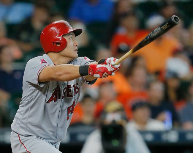 HOUSTON, TX - JULY 24: Ji-Man Choi #51 of the Los Angeles Angels of Anaheim flies out into a double play in the second inning against the Houston Astros at Minute Maid Park on July 24, 2016 in Houston, Texas.   Bob Levey/Getty Images/AFP  == FOR NEWSPAPERS, INTERNET, TELCOS & TELEVISION USE ONLY ==/2016-07-25 05:13:22/<저작권자 ⓒ 1980-2016 ㈜연합뉴스. 무단 전재 재배포 금지.>