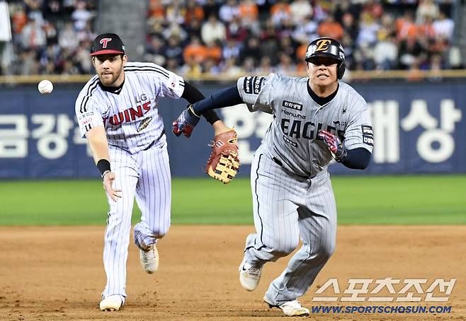 런다운에 걸린 상황에서도 노시환은 끝까지 집중해 1루에서 결국 살았다.