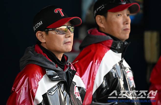 염경엽 감독도 이정용의 공격적인 피칭을 지켜봤다.