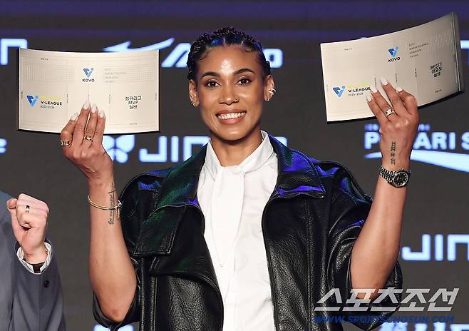 진에어 2025-2026 V리그 시상식이 13일 오후 서울 광진구 비스타워커힐서울에서 열렸다. 베스트7과 MVP를 수상한 실바가 트로피를 들고 있다. 정재근 기자 cjg@sportschosun.com/2026.4.13/