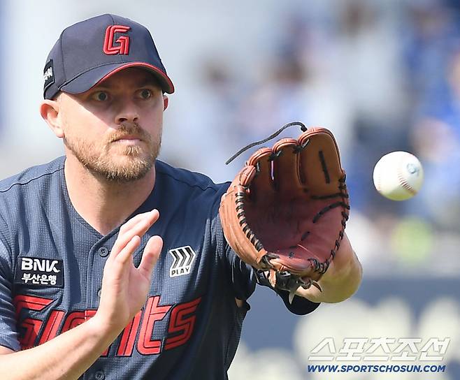 29일 대구 삼성라이온즈파크에서 열린 삼성과 롯데의 경기. 3회말 피치클락 볼 판정 이후 차분하게 투구를 이어가는 롯데 선발 비슬리. 대구=송정헌 기자songs@sportschosun.com/2026.03.29/