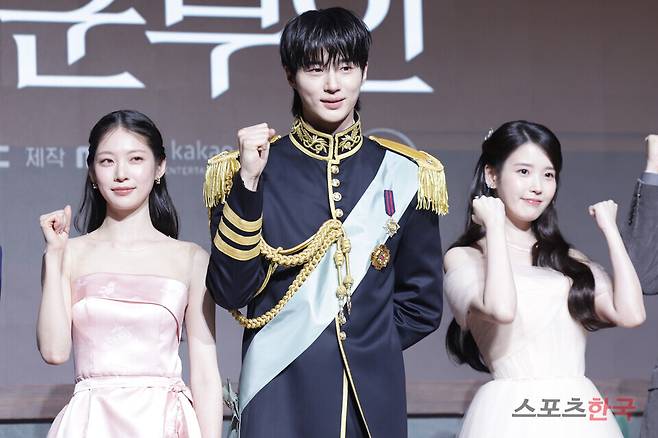 MBC 새 금토드라마 '21세기 대군부인' 제작발표회에 참석한 공승연, 변우석, 아이유. 2026. 4.6 ⓒ이혜영 기자 lhy@hankooki.com
