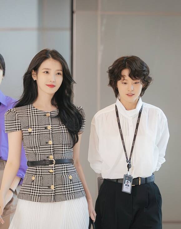 이연(오른쪽)은 '21세기 대군부인'에서 성희주(아이유 분)의 수석비서 도혜정 역으로 극을 이끌고 있다. /MBC