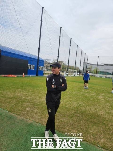 인천유나이티드FC 축구센터에서 팀훈련을 준비 중인 윤정환 감독./이영규 전문기자