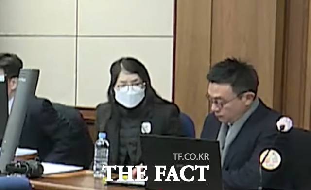 김건희 씨 사건을 심리 중인 재판부가 특검의 재판 중계 신청을 일부 허가하면서, 김 씨가 피고인석에 앉은 모습이 지난 9월 24일 첫 공판 이후 약 두 달 만에 다시 공개됐다./더팩트 DB