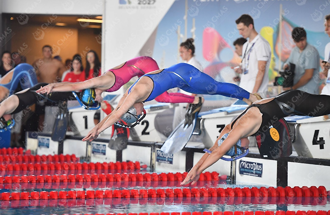 역동적인 핀수영 스타트 장면. CMAS 홈페이지