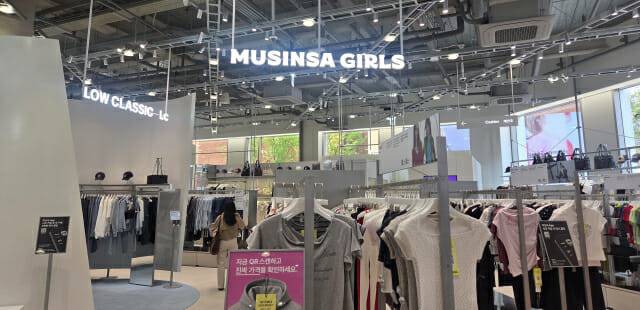 무신사 메가스토어 성수 1층에 위치한 무신사 걸즈. (사진=지디넷코리아)
