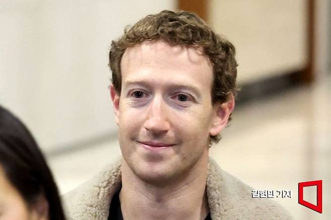 마크 저커버그 메타 최고경영자(CEO)가 2024년 서울 강서구 서울김포비즈니스항공센터를 통해 입국하고 있다. 사진=김현민 기자 kimhyun81@