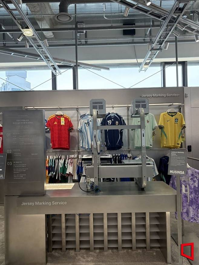무신사 메가스토어 성수 4층에 위치한 무신사 스포츠 코너에는 스포츠 유니폼에 이름을 새기는 커스터마이즈가 가능한 공간을 상시 운영한다. 권재희 기자