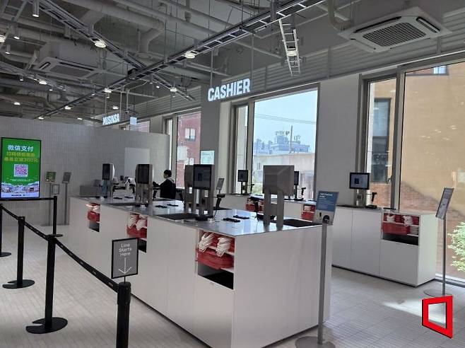 무신사 메가스토어 성수에는 결제 역시 하나의 체험요소로 마련했다. 외국인 고객의 경우 결제부터 텍스리펀까지 한 번에 가능하다. 권재희 기자