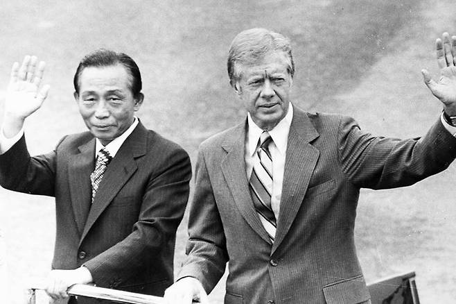 1979년 6월 지미 카터 미 대통령 방한 환영행사에서 박정희 전 대통령이 함께 한 모습